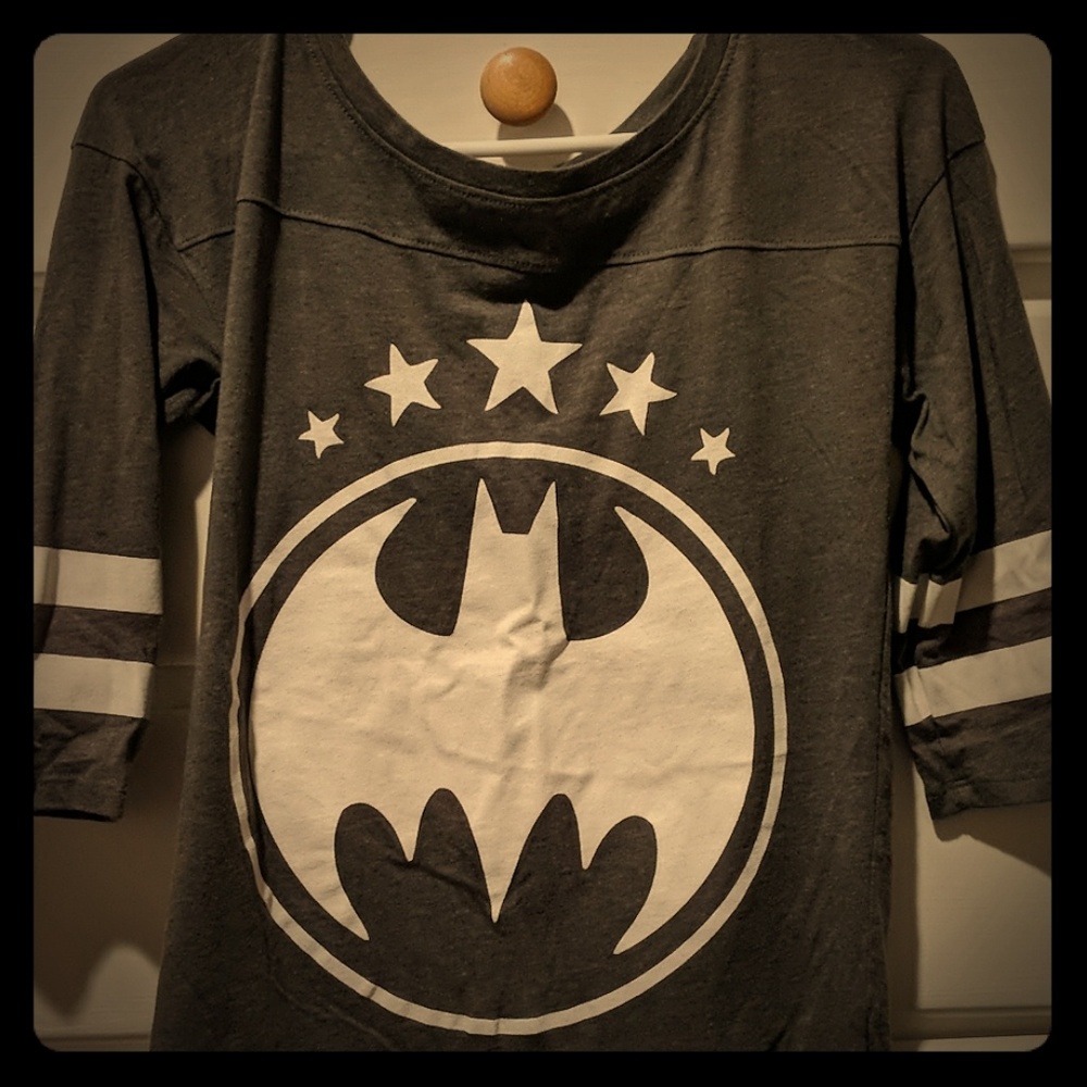 Medium size sleeve shirt with Batman sign